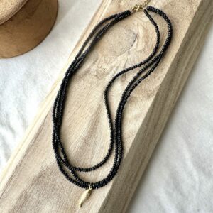Collier perles noires et breloque acier inoxydable