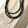 Collier perles noires et breloque acier inoxydable