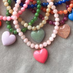 Collier de perles et pendentif en coeur