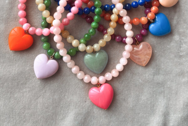 Collier de perles et pendentif en coeur
